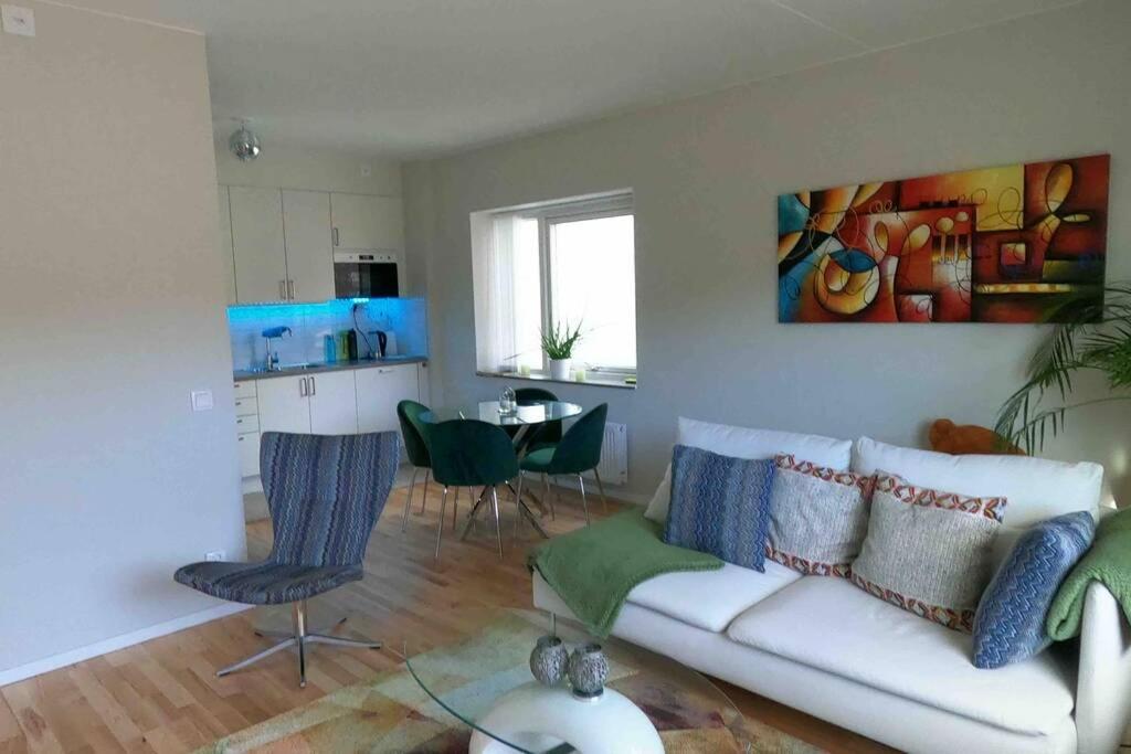 Homestay - Private Room In An Apartment ヨーテボリ エクステリア 写真