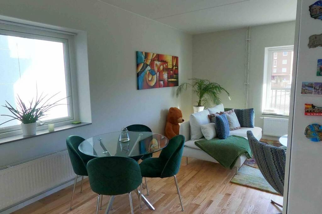Homestay - Private Room In An Apartment ヨーテボリ エクステリア 写真